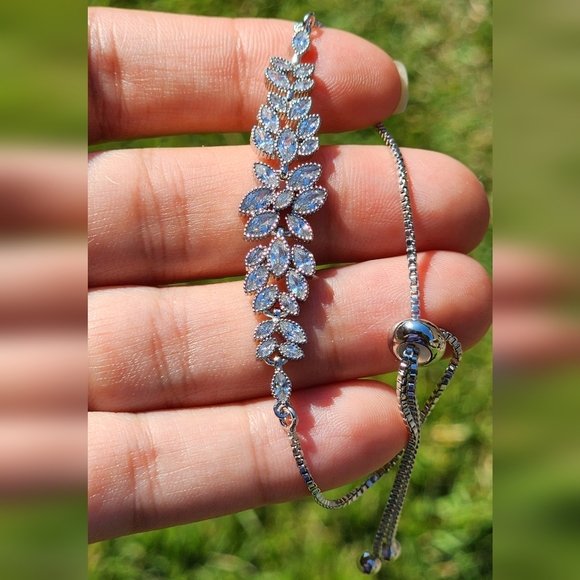Elegant Gold Plated Adjustable Bracelet with Cubic Zirconia Leaves ✨ - Picture 9 of 9